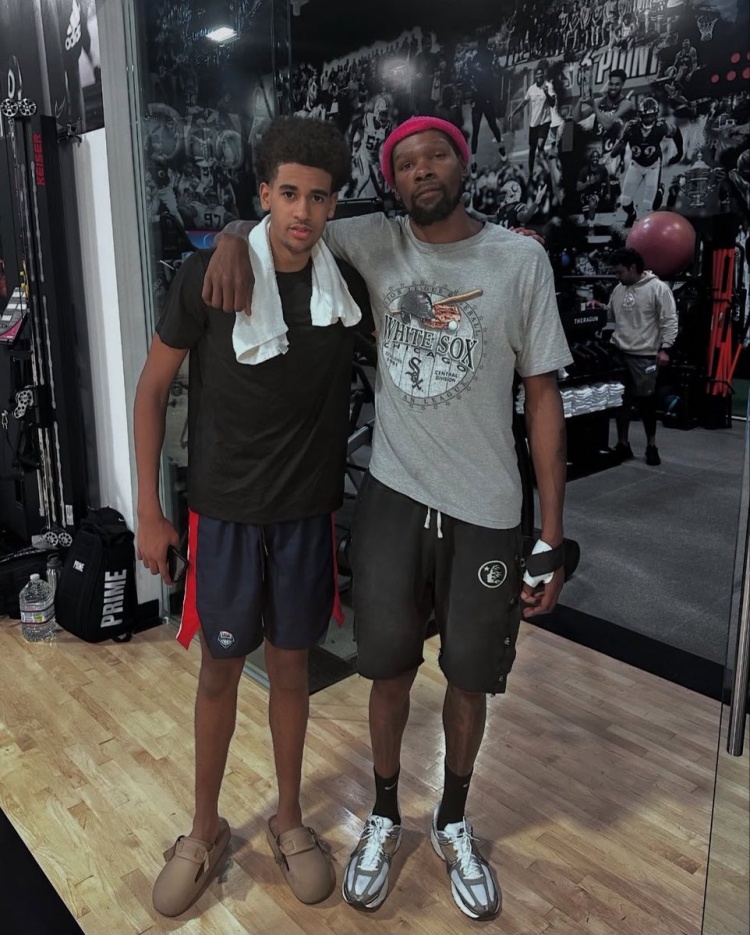 半岛体育官方网站-美媒晒杜兰特与球迷合照 左手拇指已无护具 脚相当长