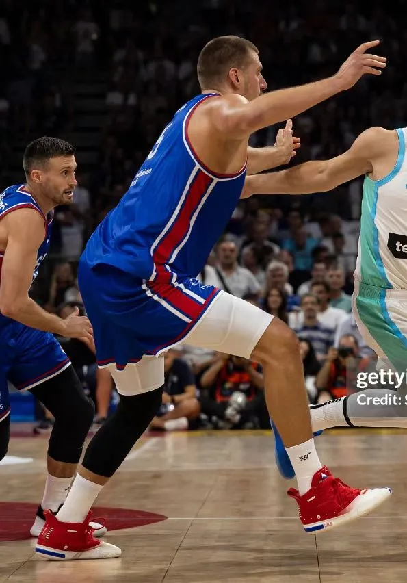 外媒展示约基奇近期欧锦赛热身赛中穿着的国家队配色Joker1