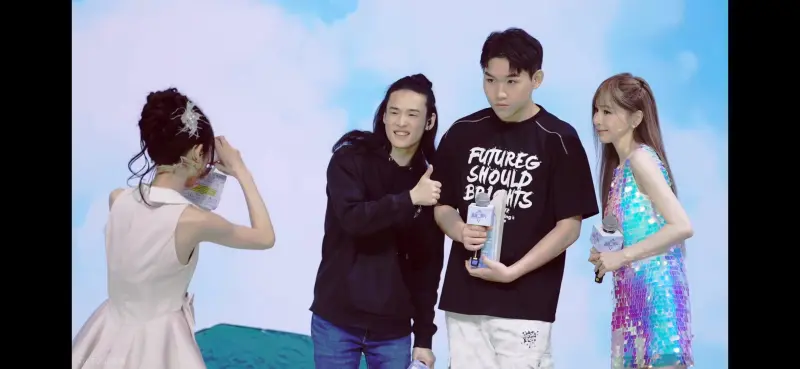 半岛体育APP-主持小悠晒照:落地西安啦,有没有好吃的油泼面推荐呀