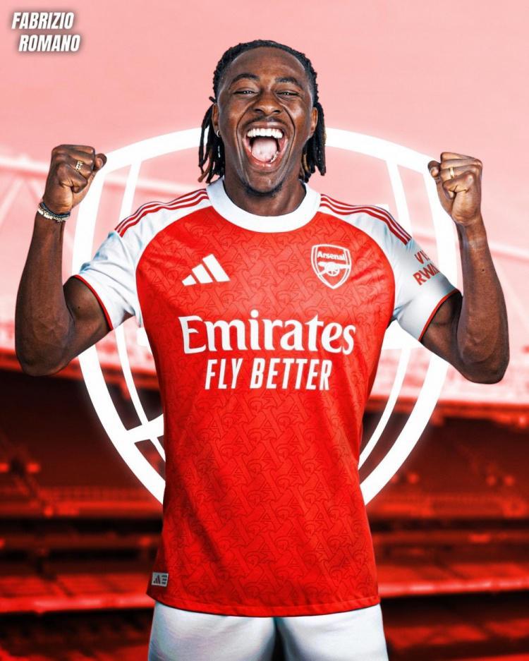 罗马诺:埃泽转会文件已签署,必须及时完成手续才能出战利兹联