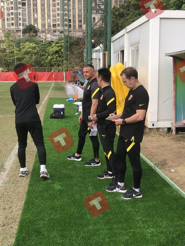 1741656632092024285.jpg 久尔杰维奇述职后现身07精英训练营 未来仍未确定