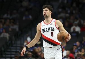 半岛体育官网-好一员猛将!阿夫迪亚砍26分15板6助&抢下7个前场板 另有2断2帽