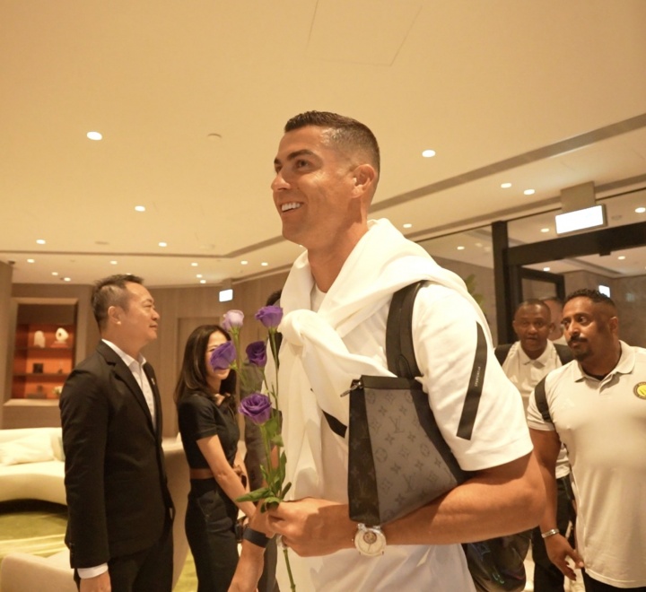 利雅得胜利官方晒图:C罗随队抵达中国香港,备战沙特超级杯