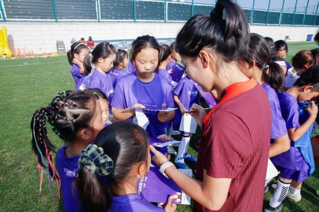 2024中国女足玫瑰探营大连站助足球女孩圆梦