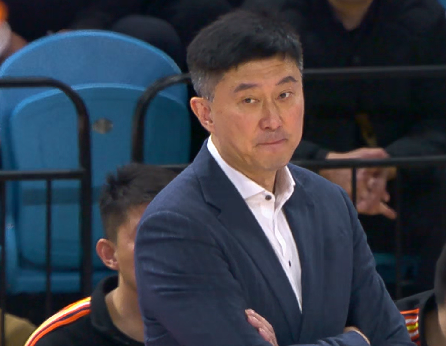 半岛体育官方网站-广东队赢吉林21分！杜锋笑不起来，2米11内线悍将意外受伤