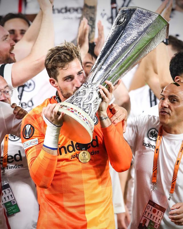 1661328168764023499.jpg 半岛体育官网-曼联要买德国国门?特拉普和法兰克福面临艰难选择