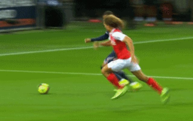 半岛体育-梅西首秀初尝法甲凶悍防守，多数据挂零但仍有惊喜