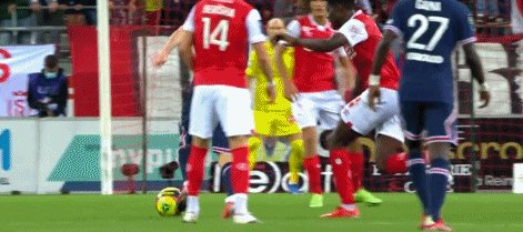 半岛体育-梅西首秀初尝法甲凶悍防守，多数据挂零但仍有惊喜