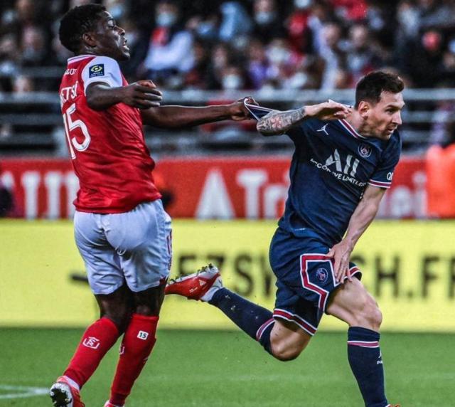 半岛体育-梅西首秀初尝法甲凶悍防守，多数据挂零但仍有惊喜