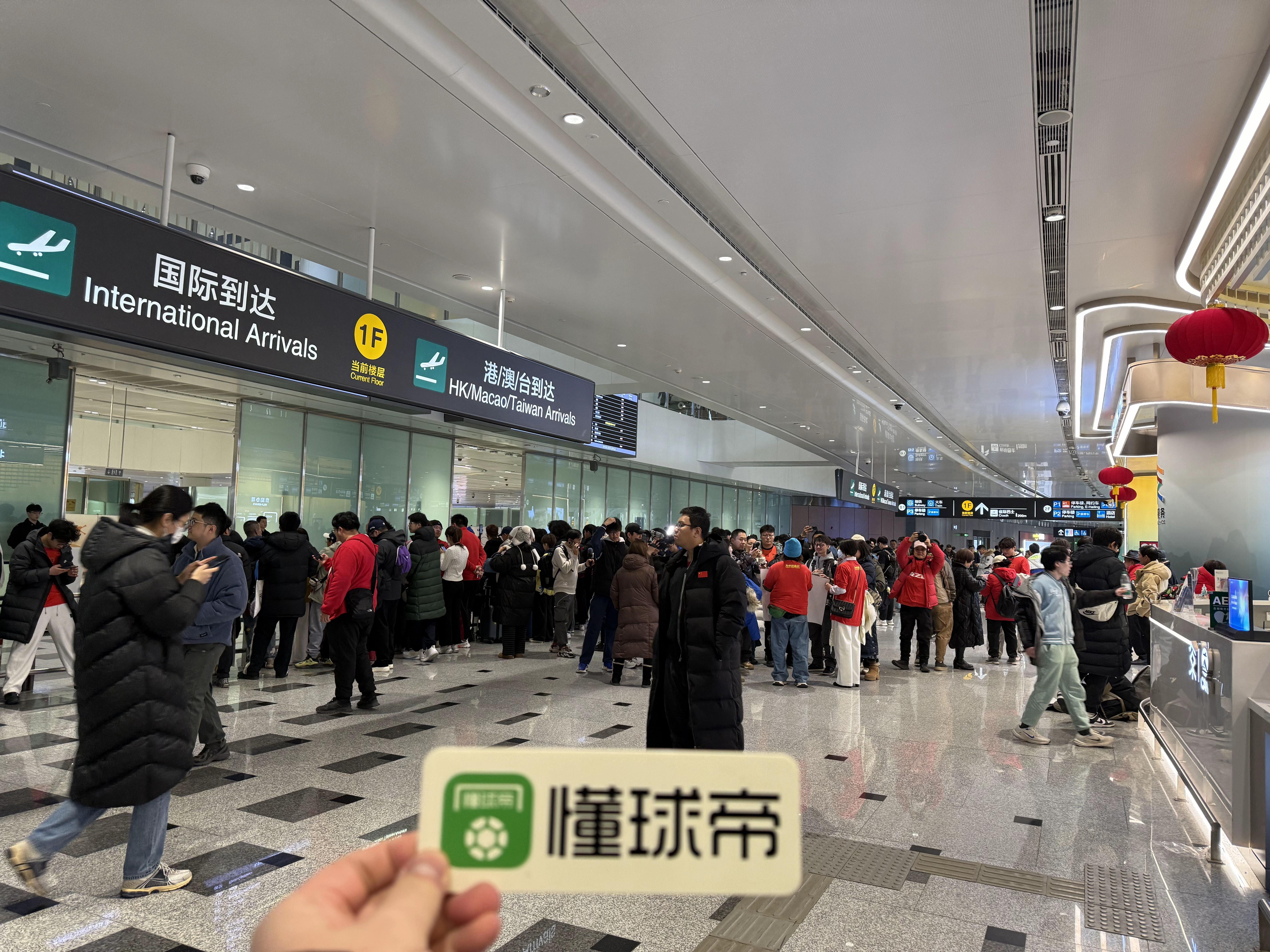 半岛体育官网-U23国足将于下午落地大兴机场，大量球迷现场迎接将士们凯旋