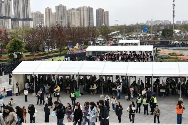 半岛体育-近6万名观众来金牛观赛观演,五粮液文体中心迎来今年首个双馆同开