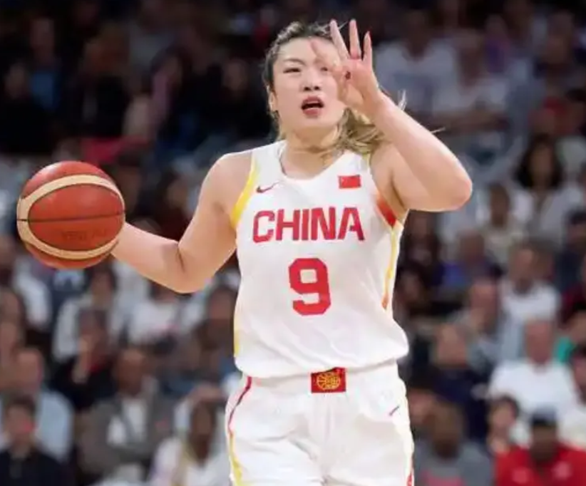 比中国女篮赢球更可喜！宫鲁鸣不再固执，主动削弱张子宇出场时间