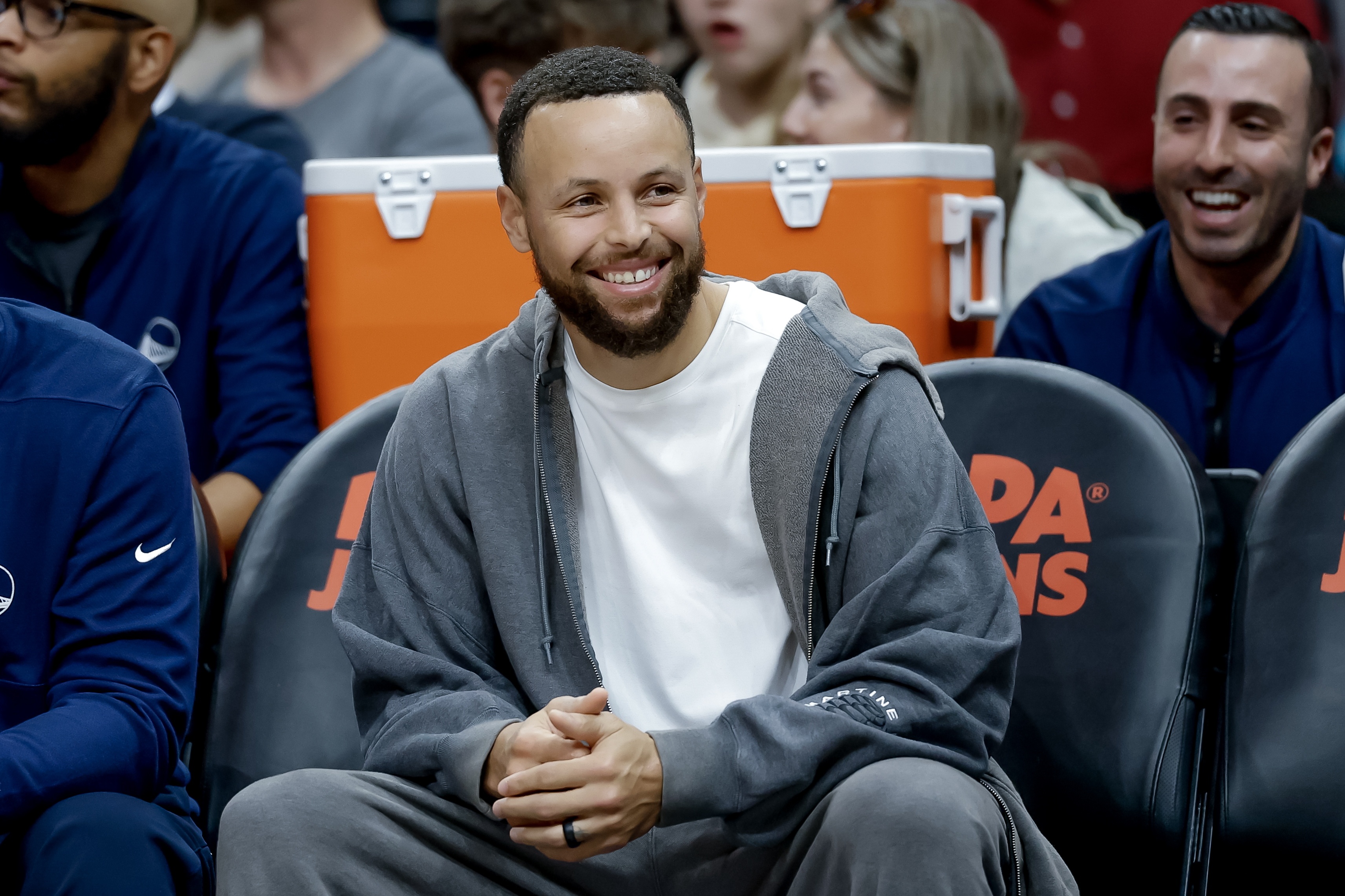 半岛体育-NBA球员收入哪家强?乔丹45亿居首 LBJ压奥胖 科五库六&三少前十