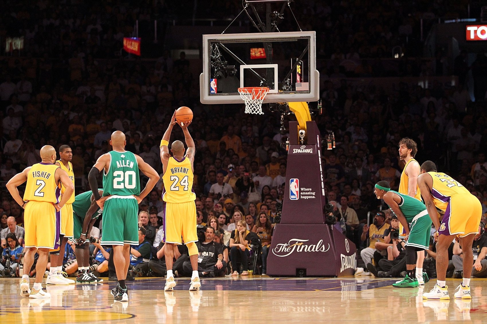 半岛体育-NBA球员收入哪家强?乔丹45亿居首 LBJ压奥胖 科五库六&三少前十