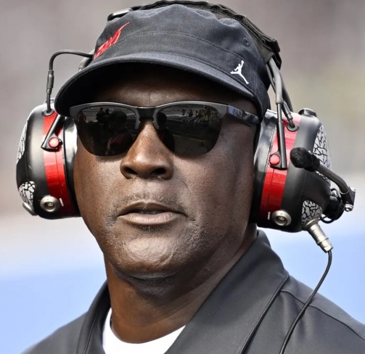 半岛体育-NBA球员收入哪家强?乔丹45亿居首 LBJ压奥胖 科五库六&三少前十